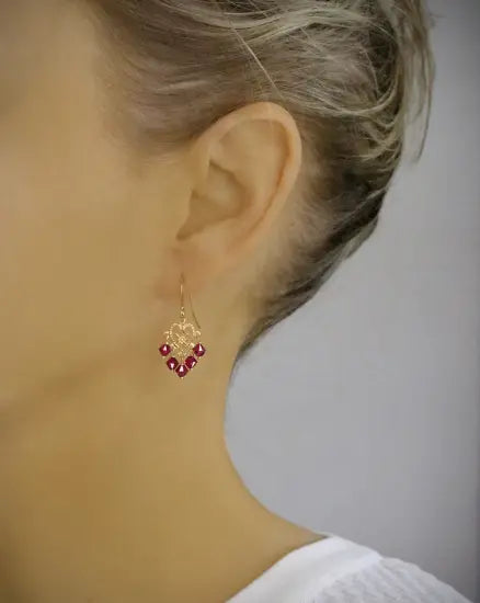 Guld hjertefiligran øreringe med rubin krystaller
