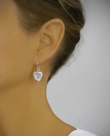 Sølv hjerte øreringe med sorte diamant krystaller